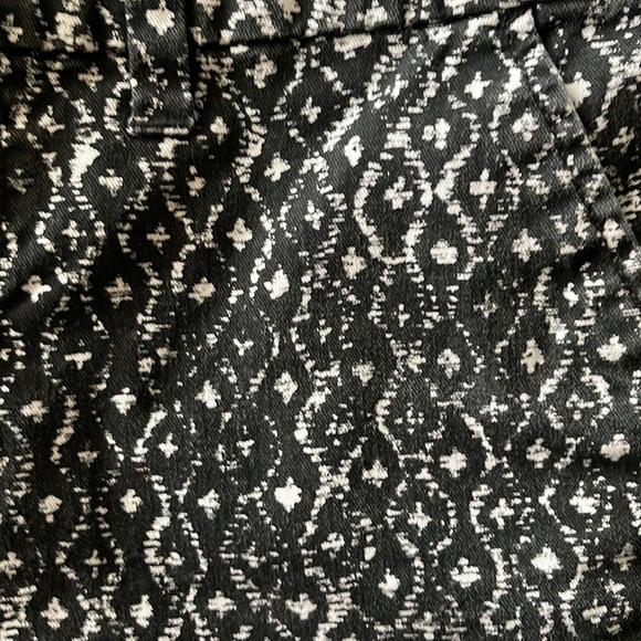 American Eagle Outfitters Black and White Patterned Women Shorts - Picture 3 of 6